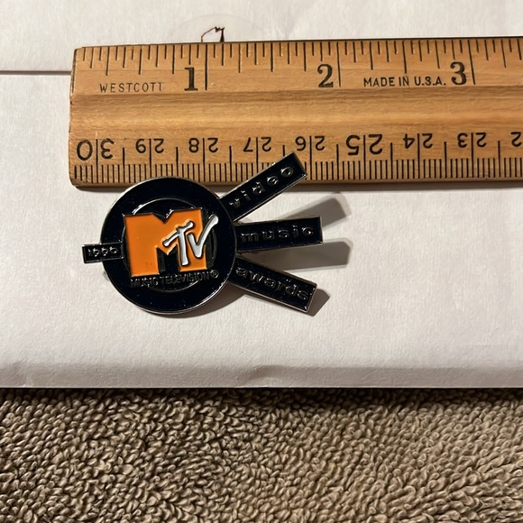 1990 M tv video music awards pin mint condition very collectible hard to find - Picture 4 of 4